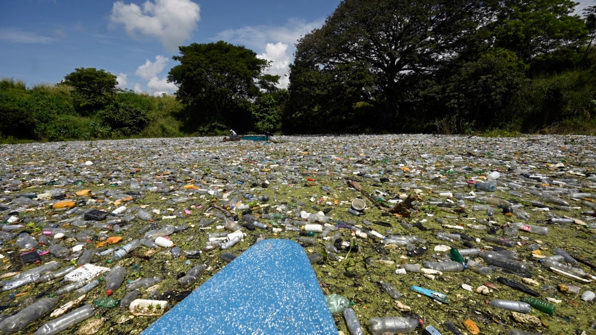 Desechos plásticos cubren ríos, lagos y playas en Centroamérica