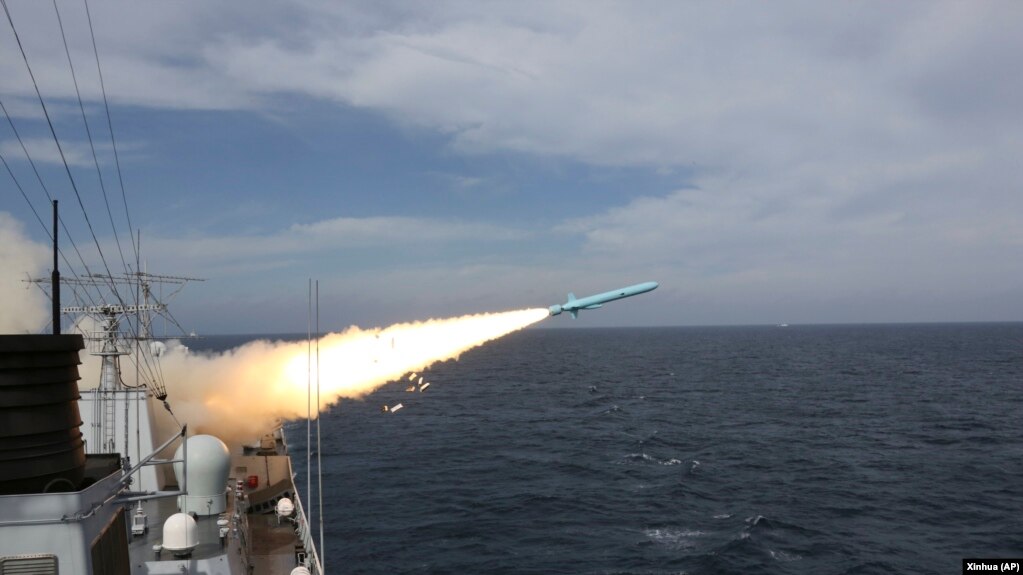 中共官媒新华社发布的照片显示解放军海军台州号驱逐舰在东中国海进行实弹军演期间发射导弹。（2016年8月1日）(photo:VOA)