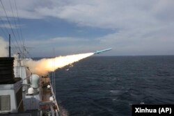 Sebuah rudal diluncurkan dari kapal perusak berpeluru kendali selama latihan di Laut Cina Timur. (Foto: via AP)