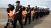中国警察在长沙黄花国际机场押送一批从柬埔寨遣返的电信诈骗嫌疑人。（2017年7月6日）