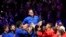 Roger Federer dari tim Eropa diangkat oleh sesama pemain setelah bermain dengan Rafael Nadal dalam pertandingan ganda Piala Laver melawan Jack Sock dan Frances Tiafoe dari Tim Dunia di arena O2 di London, 23 September 2022. (Foto: AP)