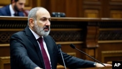 니콜 파쉬냔 아르메니아 총리가 13일 의회에서 아제르바이잔과의 교전 상황을 보고하고 있다.