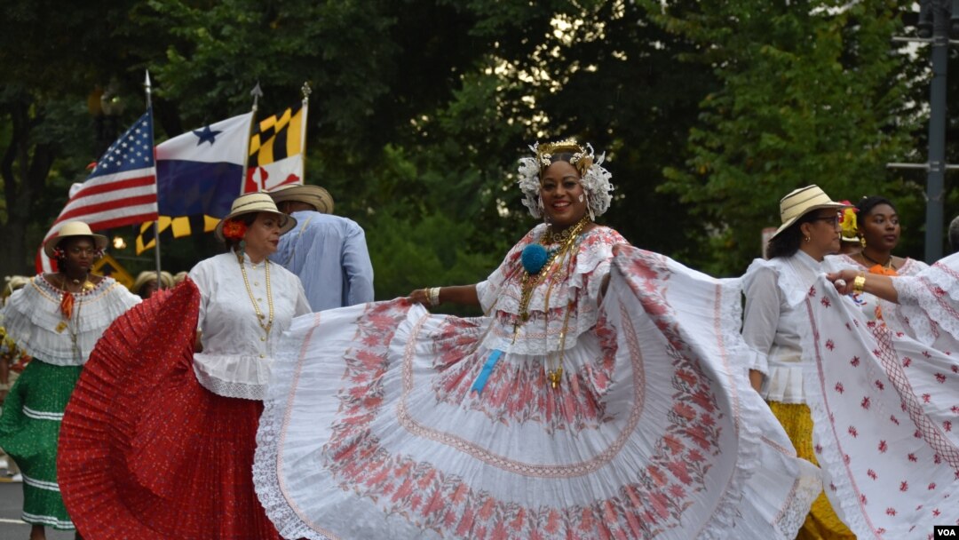 El Desfile de las Naciones celebrado la tarde de este domingo en el marco de Fiesta DC, para celebrar el mes de la Herencia hispana incluyó la participación de decenas de países latinoamericanos como Panamá (Foto VOA / Tomás Guevara)