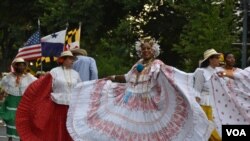 El Desfile de las Naciones celebrado la tarde de este domingo en el marco de Fiesta DC, para celebrar el mes de la Herencia hispana incluyó la participación de decenas de países latinoamericanos como Panamá (Foto VOA / Tomás Guevara)