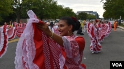 Un grupo de folclore colombiano se prepara para la salida del desfile en la 7a.  Calle en Washington DC, en la Explanada Nacional.  (Foto VOA / Tomás Guevara)