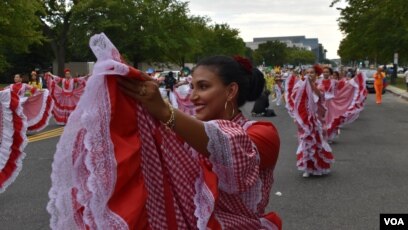 Un grupo de folclore colombiano se prepara para la salida del desfile en la 7a. Calle en Washington DC, en la Explanada Nacional. (Foto VOA / Tomás Guevara)