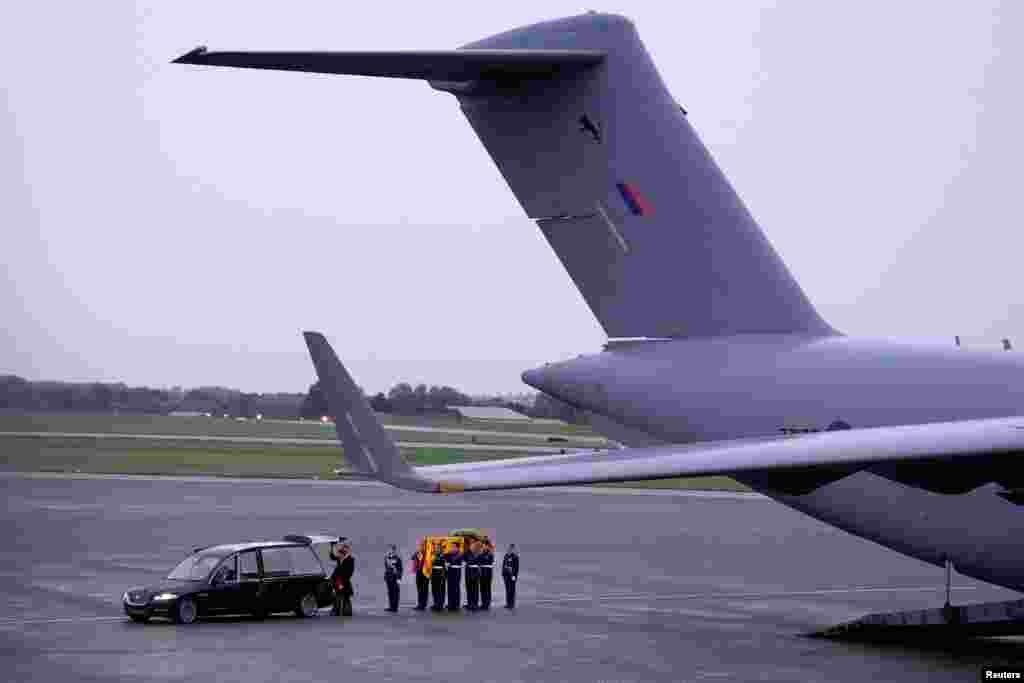 El ataúd de la reina Isabel II es sacado de un avión por el Queen&#39;s Colour Squadron en RAF Northolt, Londres, para ser llevado al Palacio de Buckingham, el 13 de septiembre de 2022.