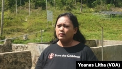Dewi Sri Sumanah, Media and Brand Manager, Save the Children Indonesia berbicara kepada wartawan di lokasi mata air Wee Ranu, desa Tana Rara. Rabu (14 September 2021) (Foto : VOA/Yoanes Litha)