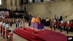 Thi hài của Nữ hoàng Elizabeth được đặt trong Cung điện Westminster.