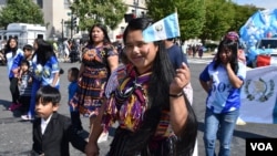 Mujeres guatemaltecas lucieron orgullosas sus atuendos típcos durante el recorrido del desfile. (Foto VOA / Tomás Guevara)