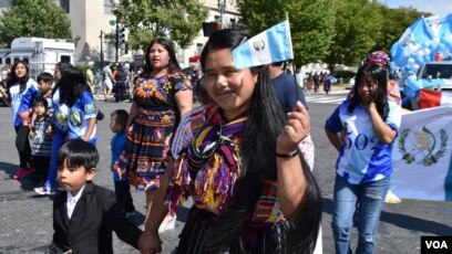 Mujeres guatemaltecas lucieron orgullosas sus atuendos típcos durante el recorrido del desfile. (Foto VOA / Tomás Guevara)