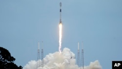 A SpaceX Falcon 9 rocket with a batch of 53 Starlink internet satellites lifts off from space launch complex 40 at the Cape Canaveral Space Force Station in Cape Canaveral, Fla., Thursday, April 21, 2022. (AP Photo/John Raoux)