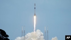 A SpaceX Falcon 9 rocket with a batch of 53 Starlink internet satellites lifts off from space launch complex 40 at the Cape Canaveral Space Force Station in Cape Canaveral, Fla., Thursday, April 21, 2022. (AP Photo/John Raoux)