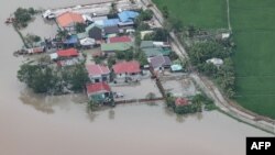 Foto udara wilayah yang dilanda banjir di Luzon Tengah pasca badai Noru, Senin (26/9). 