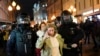 2022年9月21號，莫斯科爆發抗議“部分動員令”的民眾示威，圖為俄羅斯防爆警察拘留了一名參加示威的婦女。