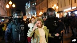 2022年9月21号，莫斯科爆发抗议“部分动员令”的民众示威，图为俄罗斯防爆警察拘留了一名参加示威的妇女。