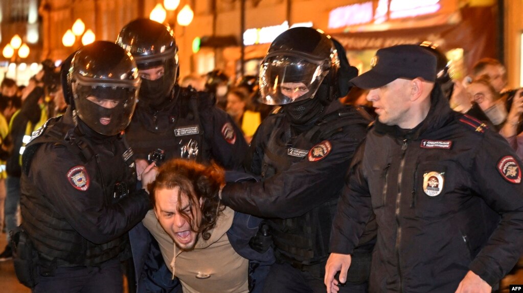2022年9月21日，在普京宣布的部分动员令后，警察在莫斯科拘留了一名抗议动员令的男子。(photo:VOA)
