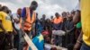 Les gens portent les cercueils des militants morts lors des manifestations qui ont eu lieu à Goma du 25 au 27 juillet pour exiger le départ de la Mission de l'Organisation des Nations Unies pour la stabilisation en RDC.