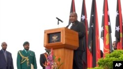 Perdana Menteri Papua Nugini James Marape dalam upacara menandai meninggalnya Ratu Elizabeth dari Inggris, Selasa, 13 September 2022, di Port Moresby, Papua Nugini, dan menyatakan Raja Charles III sebagai kepala negara baru negara itu. (Perusahaan Penyiaran Australia via AP)