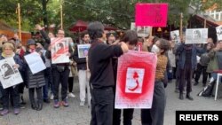 معترضان به کشته‌شدن مهسا امینی در حین بازداشت در گشت ارشاد، موی سر خود را بریدند - برلین