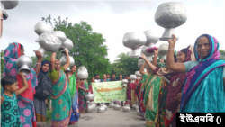 সাতক্ষীরায় সুপেয় জলের সংকট নিরসনের দাবিতে খালি-কলসি মিছিল। 