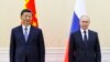 El presidente chino, Xi Jinping, a la izquierda, y el presidente ruso, Vladimir Putin, posan para una foto al margen de la cumbre de la Organización de Cooperación de Shanghai (OCS) en Samarcanda, Uzbekistán, el jueves 15 de septiembre de 2022. 