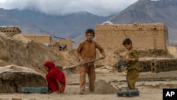 سېو دې چلډرن په رپورټ کې ويلي چې طالبانو دغه بندېز په داسې وخت کې لګولی چې افغانستان د اقتصادي او خوراکي بحران سره مخ دی او په هېواد کې 28 ملينه ماشومانو او لوی بشري مرستو ته اړتيا لري