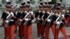 Cadetes del Ejército llegan a la Plaza de la Constitución antes del inicio de una ceremonia para celebrar los 201 años de independencia de Guatemala y Centroamérica de España, en Ciudad de Guatemala, el miércoles 14 de septiembre de 2022. (Foto AP/Moises Castillo