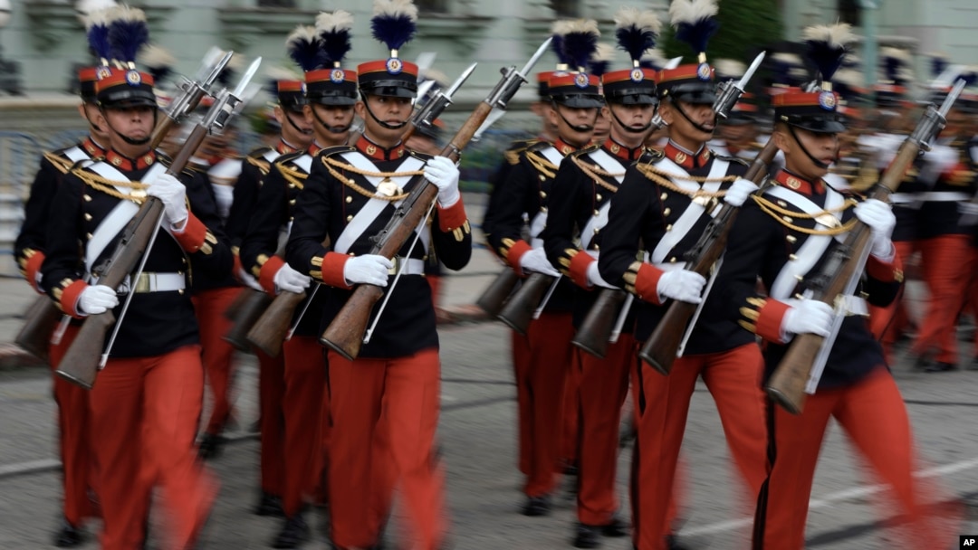 Cadetes del Ejército llegan a la Plaza de la Constitución antes del inicio de una ceremonia para celebrar los 201 años de independencia de Guatemala y Centroamérica de España, en Ciudad de Guatemala, el miércoles 14 de septiembre de 2022. (Foto AP/Moises Castillo