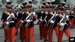 Cadetes del Ejército llegan a la Plaza de la Constitución antes del inicio de una ceremonia para celebrar los 201 años de independencia de Guatemala y Centroamérica de España, en Ciudad de Guatemala, el miércoles 14 de septiembre de 2022. (Foto AP/Moises Castillo