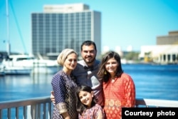 Basma Alawee posa en Jacksonville, Florida, con su esposo y sus dos hijas. [Cortesía de Basma Alawee]
