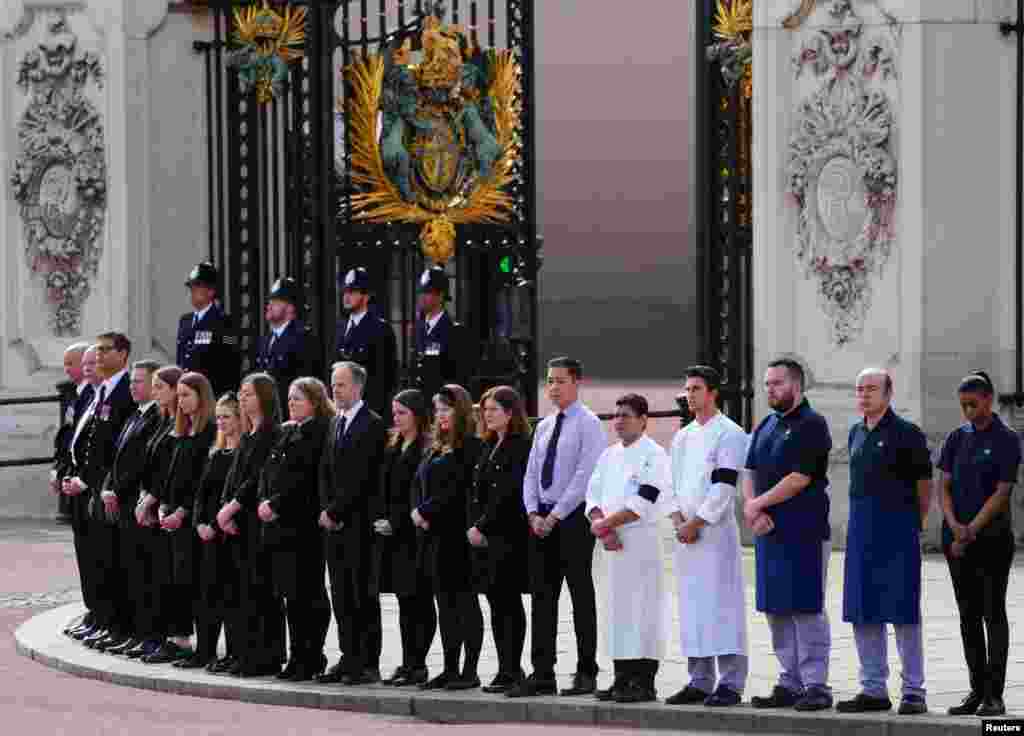کارکنان و کارمندان کاخ باکینگهام با حضور در محوطه کاخ به پیکر ملکه الیزابت دوم ادای احترام کردند