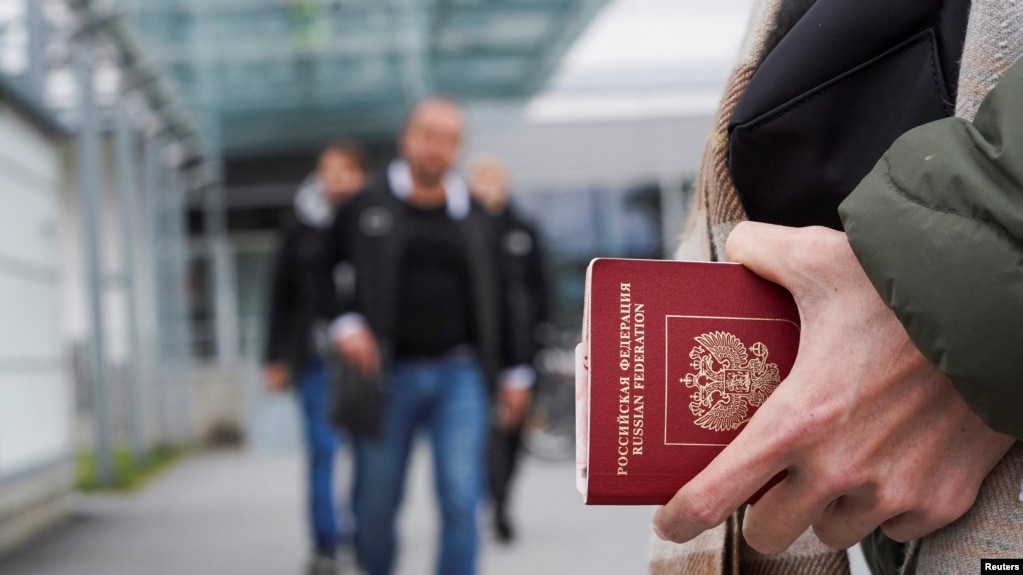 지난 23일 핀란드 국경 검문소에서 러시아 여권 소지자가 대기하고 있다. (자료사진)