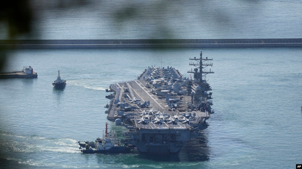 美國海軍朗奴·列根號航母進入韓國釜山海軍基地。這是該航母2017年以來的首次到訪。（美聯社2022年9月23日）