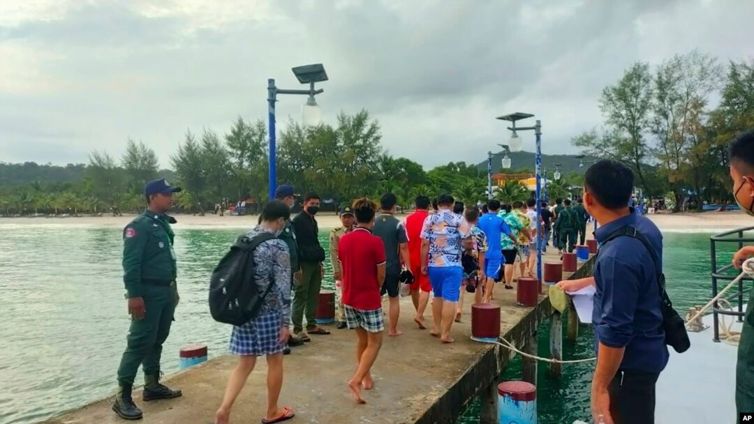 Công dân Trung Quốc lên bến tàu tại một hòn đảo ở tỉnh Preah Sihanouk, tây nam Campuchia, sau khi được cứu khỏi một vụ chìm tàu vào ngày 22/9/2022. 