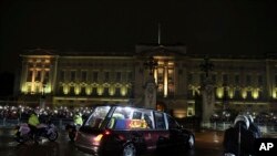 রাণী দ্বিতীয় এলিজাবেথের কফিন রাজকীয় শবযানে লন্ডনের বাংিহ্যাম প্রাসাদে পৌঁছুলো, সেপ্টেম্বের ১৩, ২০২২। .