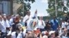 El veterano político Henry Ramos Allup (der.) levanta el brazo del legislador Carlos Prosperi, candidato por Acción Democrática a las elecciones presidenciales de Venezuela, en Caracas el 13 de septiembre de 2022. (Foto Álvaro Algarra, VOA)