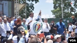 El veterano político Henry Ramos Allup (der.) levanta el brazo del legislador Carlos Prosperi, candidato por Acción Democrática a las elecciones presidenciales de Venezuela, en Caracas, el 13 de septiembre de 2022. [Foto: VOA / Álvaro Algarra]