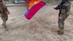 Ուկրաինացի զինվորները Վովչանսկում այրել են Ռուսաստանի դրոշը_1.mp4