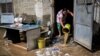 Seorang perempuan membersihkan rumahnya dari lumpur setelah diterjang banjir yang dipicu oleh Topan Super Noru, di Marikina City, Metro Manila, Filipina, 26 September 2022. (REUTERS/Lisa Marie David)