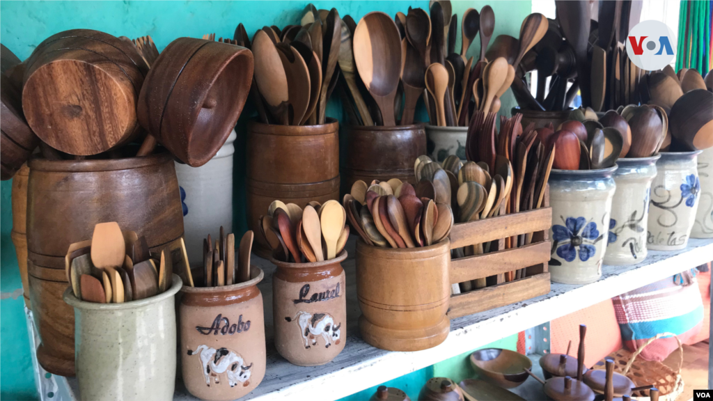 Algunas cucharas talladas en madera típicas que se han vuelto famosas y que se comercializan en distintas tiendas de venta de artesanía en todo el país.