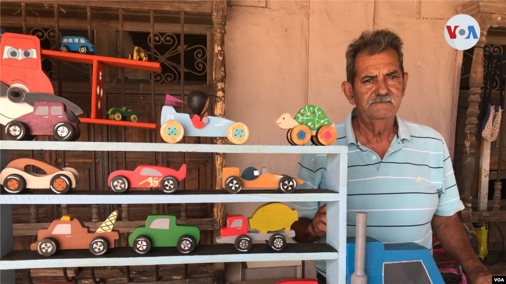 Remigio Delgado, artesano venezolano experto en la fabricación de juguetes infantiles.