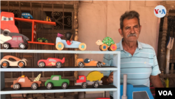 Remigio Delgado, artesano venezolano experto en juguetes infantiles. [Carolina Alcalde/VOA]