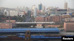 资料照：中国辽宁丹东市火车站的货运火车。（路透社2021年4月21日）