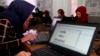 Sejumlah remaja perempuan Afghanistan mempraktekan sistem coding dalam sebuah kegiatan pelatihan di sebuah pusat pelatihan di provinsi Herat, Afghanistan, pada 21 Januari 2018. (Foto: AP/Ahmad Seir)