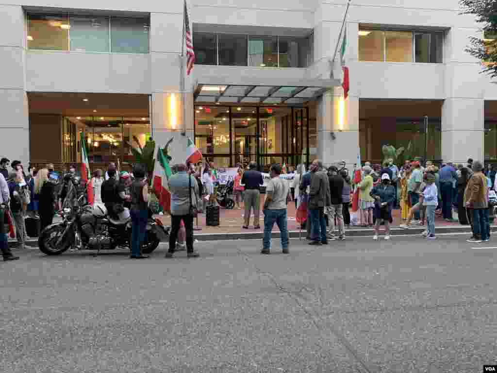 تجمع تعدادی از ایرانیان مقیم واشنگتن دی سی در مقابل دفتر حفاظت از منافع جمهوری اسلامی در واشنگتن 