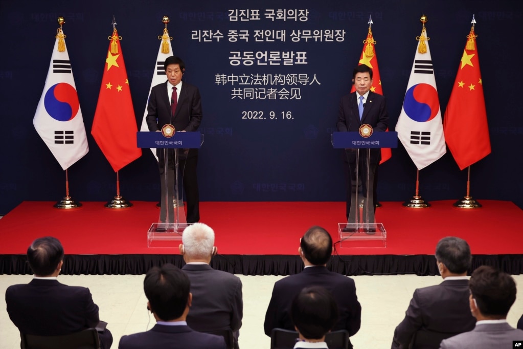 中共中央政治局委员、中国全国人大常委会委员长栗战书与韩国国会议长金振杓在首尔出席记者会。（2022年9月16日）(photo:VOA)