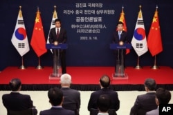 中共中央政治局委员、中国全国人大常委会委员长栗战书与韩国国会议长金振杓在首尔出席记者会。（2022年9月16日）