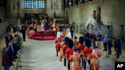 Jandam ap chanje plas, pandan piblik la ap fe la ke pou defile devan sekey Ren Elizabeth II nan Westminster Hall, Lond, 15 Sept. 2022. 