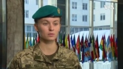 VOA英语专访视频:乌克兰女兵谈前线苦战经历 有了新火炮不怕俄军动员 